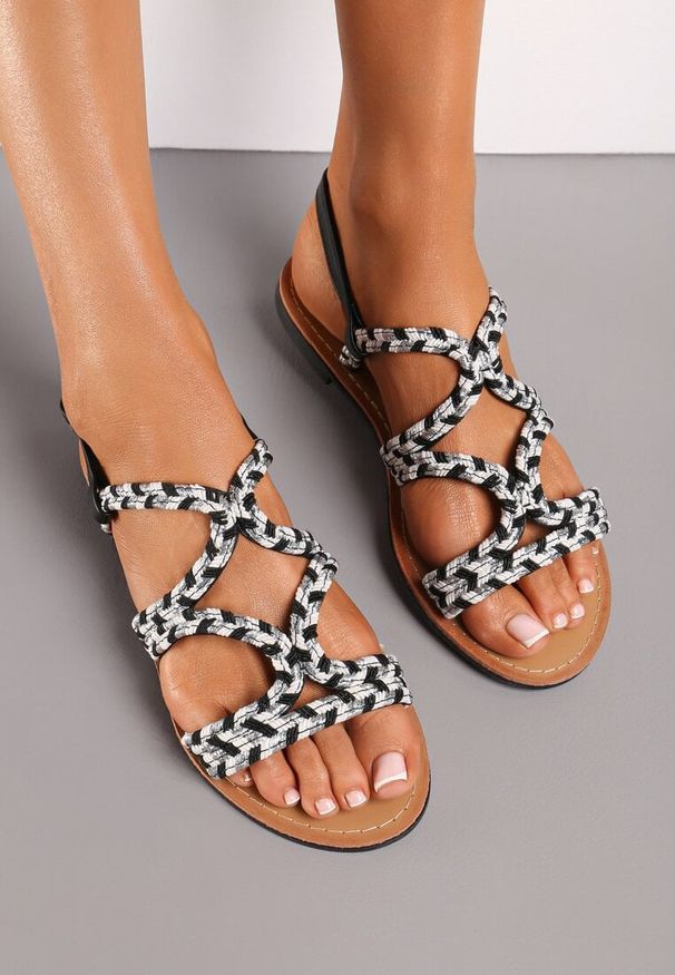 Born2be - Czarne Płaskie Sandały z Plecionymi Paskami Zapinane na Sprzączkę Isolila. Zapięcie: pasek. Kolor: czarny. Materiał: len. Wzór: paski. Sezon: lato. Styl: elegancki, wizytowy