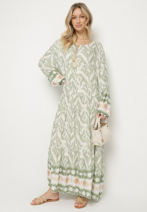 Born2be - Zielona Sukienka Rozkloszowana z Ozdobnym Wiązaniem w Boho Wzór Erainea. Okazja: na co dzień. Typ kołnierza: dekolt w kształcie V. Kolor: zielony. Materiał: jeans. Długość rękawa: długi rękaw. Wzór: aplikacja. Typ sukienki: proste, rozkloszowane. Styl: boho