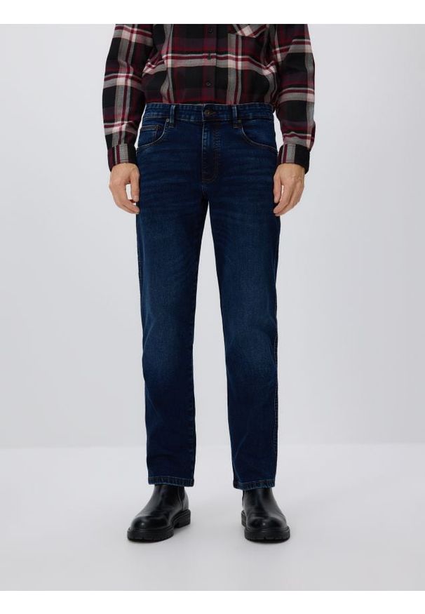 Reserved - Jeansy slim z efektem sprania - granatowy. Kolor: niebieski
