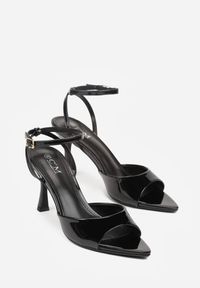 Born2be - Czarne Lakierowane Sandały na Szpilce z Paseczkiem wokół Kostki Reafera. Okazja: na wesele, na ślub cywilny, na imprezę. Zapięcie: sprzączka. Kolor: czarny. Materiał: lakier. Obcas: na szpilce. Wysokość obcasa: średni #6