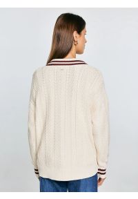 Big-Star - Sweter damski z wiskozy z dekoltem v-neck kremowy Cyntylia 102. Kolor: kremowy. Materiał: wiskoza. Wzór: ze splotem. Styl: klasyczny #4