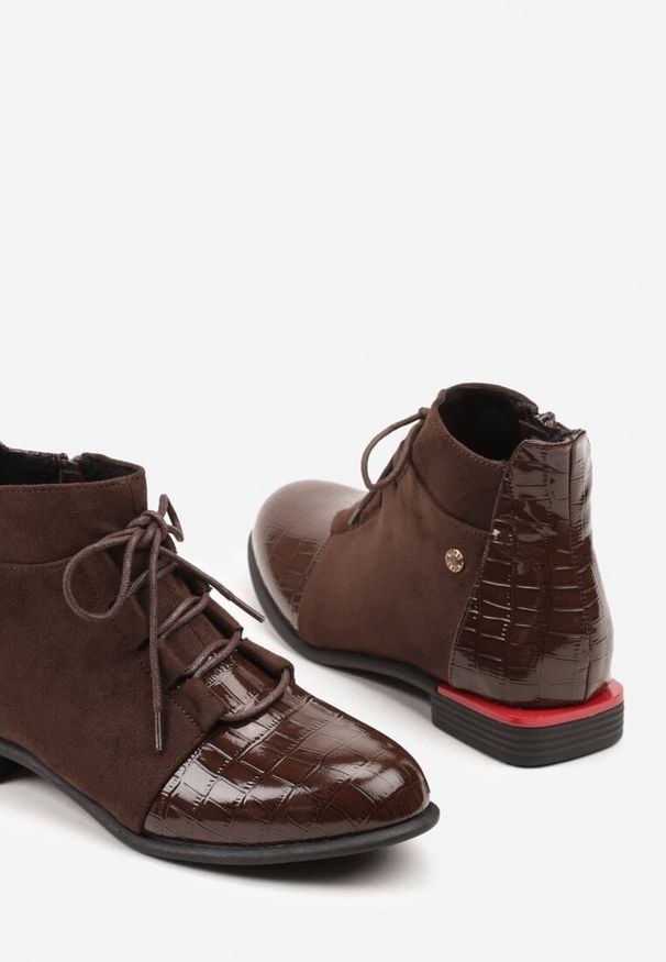 Renee - Brązowe Botki Lakierowane Vices Ozdobione Tłoczeniem Uzvila. Okazja: na co dzień. Kolor: brązowy. Materiał: lakier. Wzór: aplikacja. Styl: casual, street, elegancki