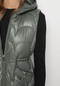 Born2be - Jasnozielona Pikowana Kamizelka Bezrękawnik z Kapturem Zapinana na Zamek Amitri. Typ kołnierza: kaptur. Kolor: zielony. Długość rękawa: bez rękawów #2