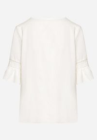 Born2be - Biała Bluzka o Luźnym Kroju z Koronkowymi Wstawkami na Rękawach Lennera. Okazja: na co dzień. Kolor: biały. Materiał: koronka. Styl: casual #6