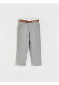 Reserved - Spodnie chino z paskiem - jasnoszary. Kolor: szary. Materiał: bawełna, tkanina. Wzór: gładki #1