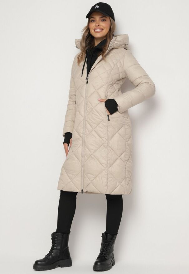 Born2be - Beżowa Długa Pikowana Kurtka z Kapturem Sisilara. Okazja: na spacer, na co dzień. Typ kołnierza: kaptur. Kolor: beżowy. Długość: długie. Sezon: zima, jesień. Styl: klasyczny, casual, elegancki