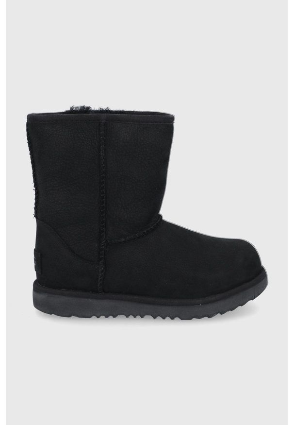 Ugg - UGG Śniegowce zamszowe dziecięce kolor czarny. Nosek buta: okrągły. Kolor: czarny. Materiał: zamsz