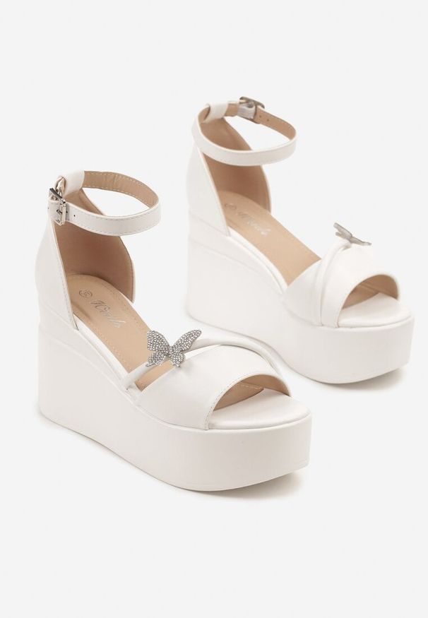 Renee - Białe Sandały na Platformie i Koturnie z Aplikacją Motylka i Sprzączką przy Kostce Lorkio. Okazja: na co dzień. Zapięcie: sprzączka. Kolor: biały. Wzór: aplikacja. Obcas: na koturnie. Styl: casual, klasyczny