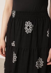 Born2be - Czarna Rozkloszowana Spódnica z Wiskozy w Kwiatowy Wzór Masterore. Okazja: na co dzień, do pracy. Kolor: czarny. Materiał: wiskoza. Wzór: kwiaty. Styl: casual #4
