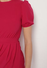 Born2be - Różowa Dopasowana Sukienka Ozdobiona Marszczeniem Iffovia. Okazja: na imprezę. Kolor: różowy. Wzór: aplikacja. Styl: klasyczny, elegancki #6