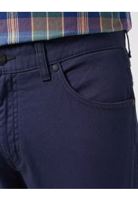 Wrangler - WRANGLER GREENSBORO MĘSKIE SPODNIE MATERIAŁOWE CHINO CHINOSY DARK NAVY 112350802 W15Q018200. Materiał: materiał #5
