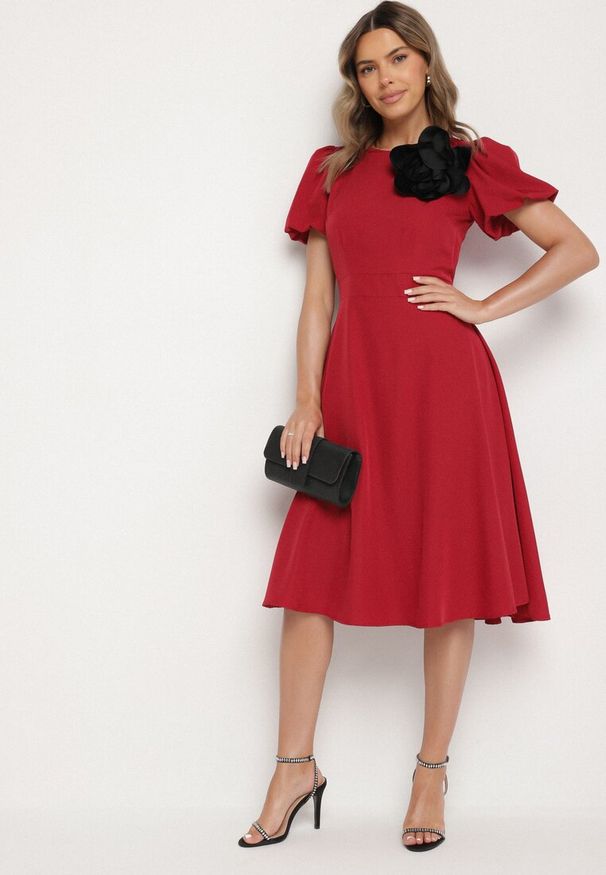 Born2be - Bordowa Sukienka Vices o Rozkloszowanym Kroju z Odpinanym Kwiatem 3D Rallarea. Kolor: czerwony. Wzór: kwiaty. Sezon: wiosna, lato