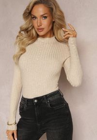 Renee - Beżowy Sweter z Golfem w Prążki Ozdobiony Guzikami Panve. Typ kołnierza: golf. Kolor: beżowy. Materiał: tkanina, dzianina. Długość rękawa: długi rękaw. Długość: długie. Wzór: aplikacja, prążki