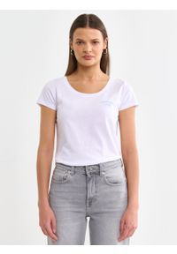 Big-Star - Koszulka damska z nadrukiem na piersi biała Nika 110. Kolor: biały. Materiał: bawełna. Długość rękawa: krótki rękaw. Długość: krótkie. Wzór: nadruk #6