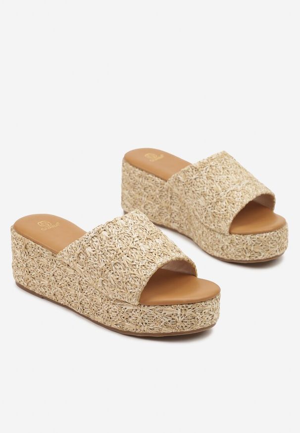 Born2be - Beżowe Klapki na Koturnie z Plecionego Materiału Marolinela. Okazja: na co dzień. Nosek buta: otwarty. Kolor: beżowy. Materiał: materiał. Obcas: na koturnie. Styl: elegancki, casual