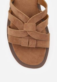 Born2be - Brązowe Klapki na Płaskiej Podeszwie z Przeplatanymi Paskami Genineva. Okazja: do pracy, na co dzień, na spotkanie biznesowe, na spacer. Kolor: brązowy. Materiał: len. Wzór: paski. Sezon: lato. Obcas: na płaskiej podeszwie. Styl: elegancki, biznesowy, casual #4