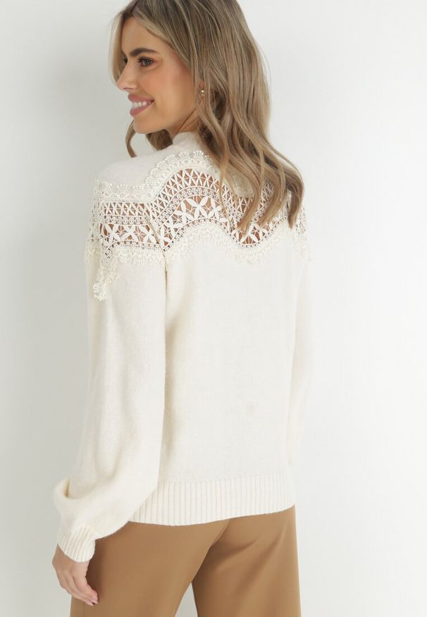 Born2be - Jasnobeżowy Sweter Dzianinowy z Koronką Amaleth. Kolor: beżowy. Materiał: koronka, dzianina. Długość: długie. Wzór: koronka