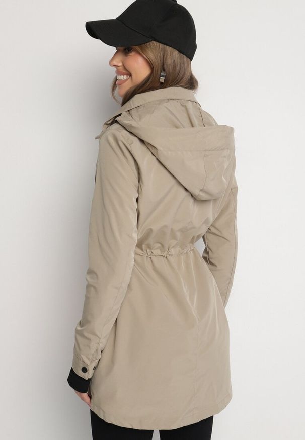 Born2be - Ciemnobeżowa Kurtka Parka ze Sznurkiem w Talii i Kapturem Teridi. Okazja: na co dzień, na spacer. Kolor: beżowy. Materiał: jeans. Długość rękawa: długi rękaw. Długość: długie. Styl: casual