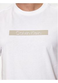 Calvin Klein T-Shirt Shadow Logo K10K113110 Biały Regular Fit. Kolor: biały. Materiał: bawełna #4