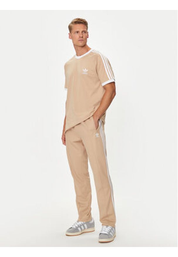 Adidas - adidas Spodnie dresowe adicolor Classics Beckenbauer IZ1857 Beżowy Slim Fit. Kolor: beżowy. Materiał: bawełna