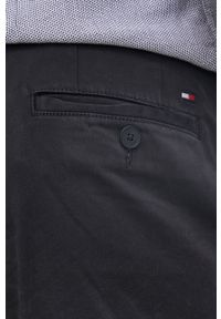 TOMMY HILFIGER - Tommy Hilfiger Spodnie męskie kolor czarny w fasonie chinos. Kolor: czarny. Materiał: tkanina. Wzór: gładki #2