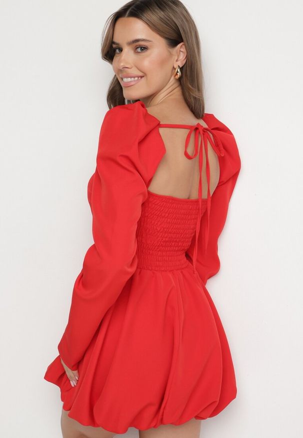 Born2be - Czerwona Rozkloszowana Sukienka Bombka z Wiązaniem na Plecach Poltewin. Okazja: na ślub cywilny, na co dzień, na imprezę, na wesele. Typ kołnierza: kokarda, dekolt kwadratowy. Kolor: czerwony. Typ sukienki: bombki. Styl: klasyczny, casual, elegancki