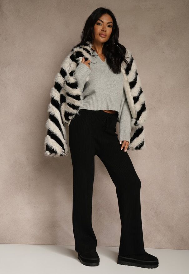 Renee - Czarne Szerokie Spodnie z Wełną High Waist z Prążkowanego Materiału Reinna. Okazja: na co dzień. Stan: podwyższony. Kolor: czarny. Materiał: prążkowany, wełna, materiał. Styl: casual