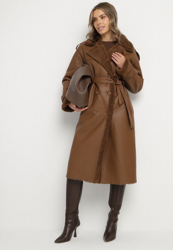 Born2be - Brązowy Dwurzędowy Płaszcz z Imitacji Skóry z Wiązanym Paskiem i Futrem Guritte. Okazja: na co dzień. Typ kołnierza: golf. Kolor: brązowy. Materiał: futro, skóra. Długość rękawa: długi rękaw. Długość: długie. Styl: elegancki, casual, klasyczny