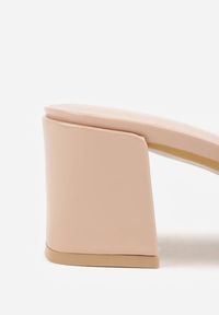 Renee - Beżowe Klapki na Słupku w Eleganckim Stylu Zdobione Podłużną Aplikacją Achythia. Okazja: na co dzień. Kolor: beżowy. Materiał: satyna, jeans. Wzór: aplikacja. Obcas: na słupku. Styl: elegancki #4