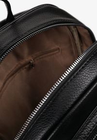 Born2be - Czarny Duży Plecak Zdobiony Pikowanymi Przeszyciami Pasilenna. Kolor: czarny. Wzór: aplikacja. Styl: elegancki, casual
