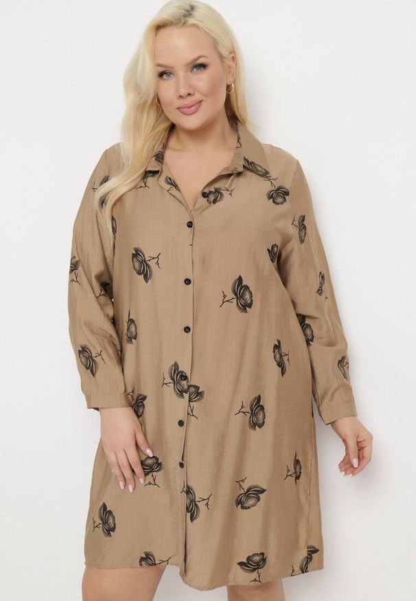 Born2be - Ciemnobeżowa Koszulowa Sukienka z Guzikami i Regulowanymi Rękawami Xatella. Kolekcja: plus size. Kolor: beżowy. Wzór: kwiaty. Typ sukienki: koszulowe