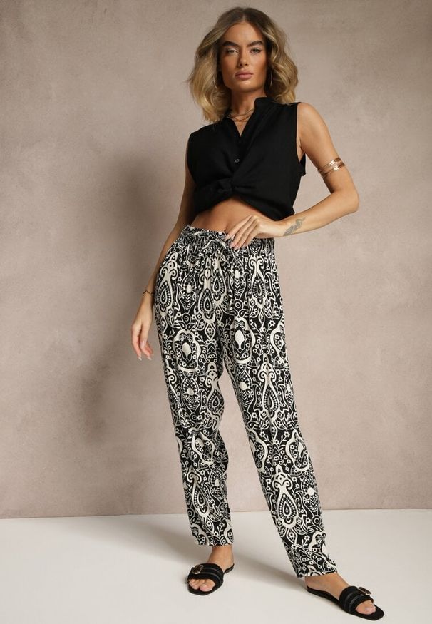 Renee - Czarne Wiskozowe Spodnie High Waist Zdobione Ornamentalnym Printem Jenavitha. Stan: podwyższony. Kolor: czarny. Materiał: wiskoza. Wzór: aplikacja, nadruk. Sezon: lato, wiosna. Styl: klasyczny, elegancki