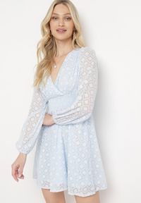 Born2be - Niebieska Sukienka Koktajlowa z Gumką w Pasie i Geometrycznym Wzorem na Siateczce Actipisa. Kolor: niebieski. Wzór: geometria. Typ sukienki: kopertowe. Styl: wizytowy #1