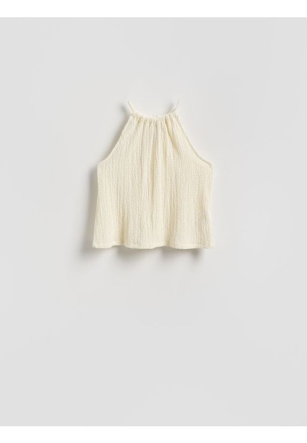 Reserved - Kreszowany top z dekoltem halter - złamana biel. Typ kołnierza: dekolt halter. Materiał: dzianina