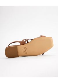 TOD'S - Brązowe sandały ze skóry. Zapięcie: klamry. Kolor: brązowy. Materiał: skóra. Wzór: gładki, paski #5