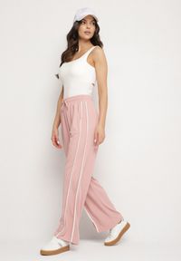 Born2be - Różowe Spodnie Dresowe o Szerokim Kroju z Wysokim Stanem i Lampasami Sopiva. Okazja: na co dzień. Stan: podwyższony. Kolor: różowy. Materiał: dresówka. Styl: sportowy, casual #7