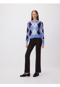 Reserved - Spodnie flare z paskiem - ciemnobrązowy. Kolor: brązowy. Materiał: dzianina, wiskoza #1