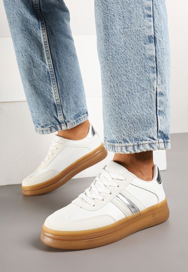 Born2be - Białe Sneakersy Tenisówki z Metalicznym Paskiem Hanalie. Okazja: na co dzień. Zapięcie: pasek. Kolor: biały. Materiał: jeans. Wzór: aplikacja. Obcas: na obcasie. Wysokość obcasa: niski