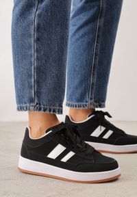 Renee - Czarno-Białe Sneakersy Basic z Paskami na Boku Adila. Okazja: na co dzień. Zapięcie: pasek. Kolor: czarny. Materiał: jeans. Wzór: paski. Obcas: na płaskiej podeszwie #1