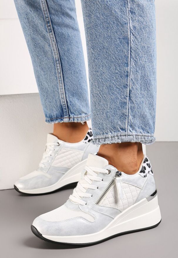 Renee - Srebrne Sneakersy Thessiore. Zapięcie: zamek. Kolor: biały. Materiał: materiał. Wzór: aplikacja. Obcas: na koturnie