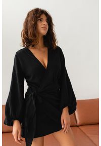 Marsala - Sukienka z muślinu z wiązaniem na boku CZARNA - TULSA. Typ kołnierza: dekolt w kształcie V. Kolor: czarny. Materiał: bawełna #1