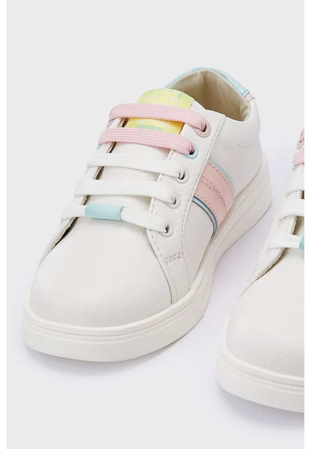 Mayoral buty dziecięce kolor biały. Nosek buta: okrągły. Zapięcie: sznurówki. Kolor: biały. Materiał: guma