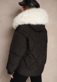 Renee - Czarna Kurtka Pikowana z Kapturem i Odpinanymi Futerkowymi Wstawkami Izafera. Okazja: na co dzień. Typ kołnierza: kaptur. Kolor: czarny. Materiał: jeans. Styl: elegancki, casual #7