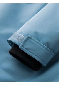 Ombre Clothing - Ocieplana długa męska kurtka z odblaskowymi elementami – niebieska V4. Typ kołnierza: kołnierzyk stójkowy. Kolor: niebieski. Materiał: guma, puch, poliester, materiał, satyna, syntetyk. Długość: długie. Wzór: gładki, aplikacja. Styl: elegancki #8
