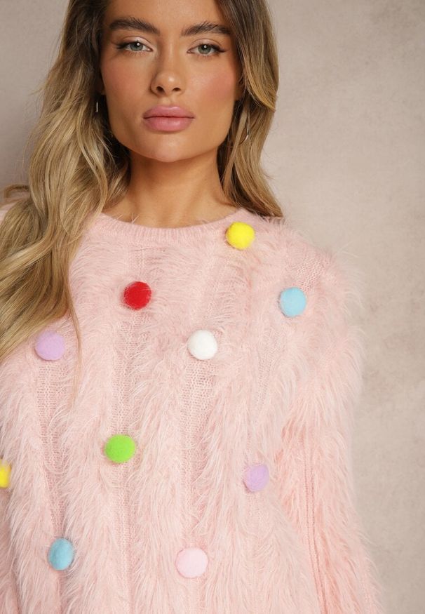 Renee - Różowy Sweter z Dodatkiem Wełny z Alpaki i Kolorowymi Pomponami Felinora. Okazja: na co dzień. Kolor: różowy. Materiał: wełna. Długość rękawa: długi rękaw. Długość: długie. Wzór: kolorowy. Styl: casual