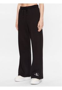Calvin Klein Jeans Spodnie dresowe J20J221296 Czarny Relaxed Fit. Kolor: czarny. Materiał: dresówka, bawełna, syntetyk