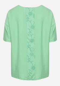 Born2be - Zielony Wiskozowy T-shirt Koszulka z Krótkim Rękawem Podwijanym i Haftem na Plecach Mleoria. Kolor: zielony. Materiał: wiskoza. Długość rękawa: krótki rękaw. Długość: krótkie. Wzór: haft #7