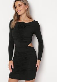 Born2be - Czarna Dopasowana Sukienka Mini z Kwiatkiem i Wycięciami Gradutta. Kolor: czarny. Długość rękawa: długi rękaw. Wzór: kwiaty. Typ sukienki: dopasowane. Długość: mini #4
