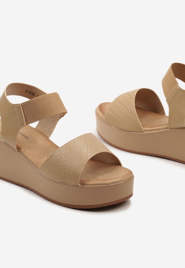 Born2be - Ciemnobeżowe Wsuwane Klasyczne Sandały na Koturnie Tesasue. Okazja: na imprezę, do pracy. Nosek buta: otwarty. Zapięcie: bez zapięcia. Kolor: beżowy. Wzór: aplikacja, gładki. Materiał: len, materiał. Sezon: lato. Obcas: na koturnie. Styl: klasyczny