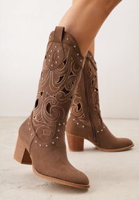 Born2be - Brązowe Botki Kowbojki VICES na Obcasie z Ażurową Cholewką z Nitami Rienatea. Okazja: na co dzień. Kolor: brązowy. Materiał: zamsz, jeans. Szerokość cholewki: normalna. Wzór: ażurowy. Obcas: na obcasie. Styl: casual. Wysokość obcasa: średni #1